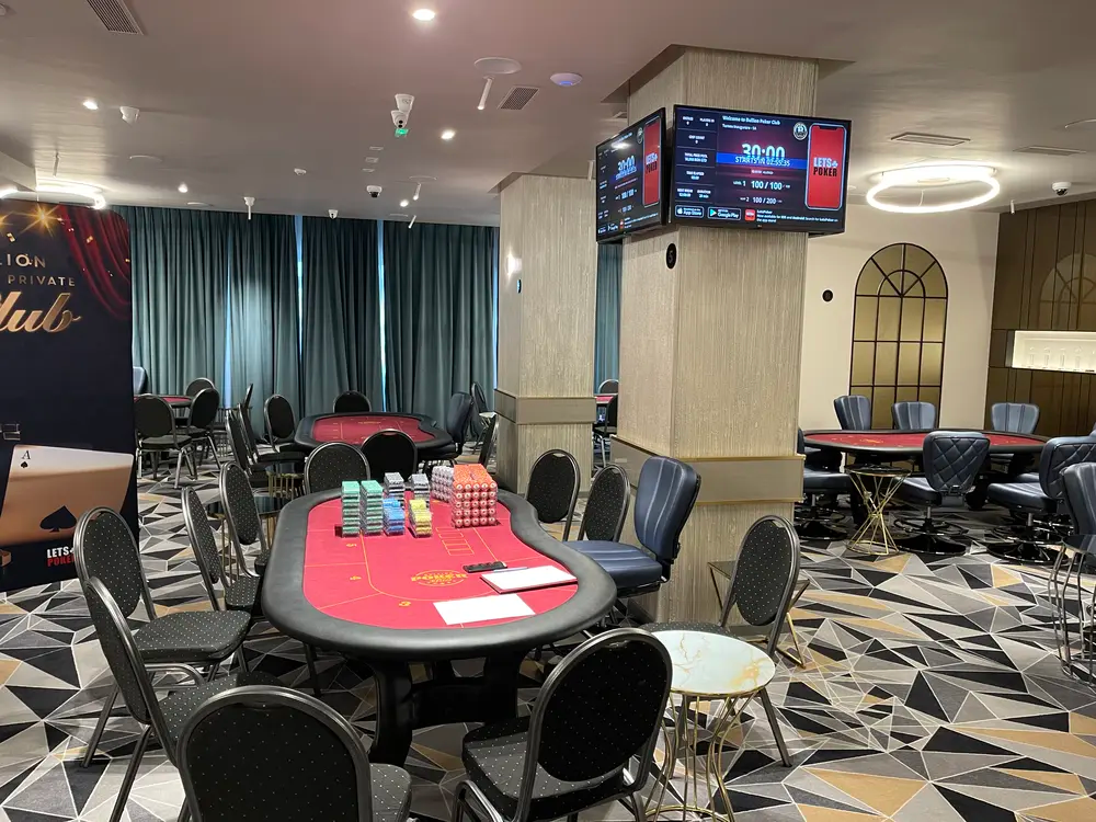 一家扑克俱乐部在最后准备阶段，可见LetsPoker平板电脑